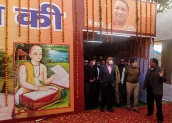 मण्डलायुक्त एवं आईजी ने मेला क्षेत्र में सूचना एवं जनसम्पर्क विभाग के द्वारा लगायी गयी प्रदर्शनी