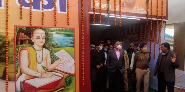 मण्डलायुक्त एवं आईजी ने मेला क्षेत्र में सूचना एवं जनसम्पर्क विभाग के द्वारा लगायी गयी प्रदर्शनी