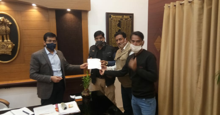 बीकानेर नागौरी लोहार समाज सेवा समिति के अध्यक्ष जाकिर हुसेन नागौरी के नेतृत्व मे बीकानेर जिला कलेक्टर को ज्ञापन दिया गया।