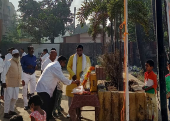 रिलाएबल टाउनशिप में सुबह झंडा लहराया वासुदेव पाटिल.