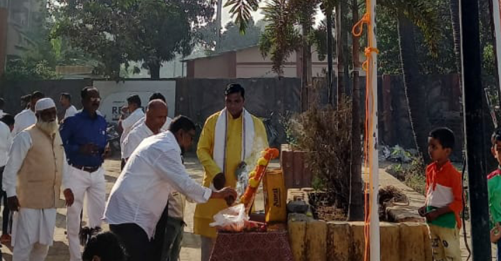 रिलाएबल टाउनशिप में सुबह झंडा लहराया वासुदेव पाटिल.