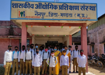 पाथासिहोरा के छात्र छात्राओं ने किया आई टी आई नैनपुर में भ्रमण ओर सीखा कंप्यूटर की बारीकी