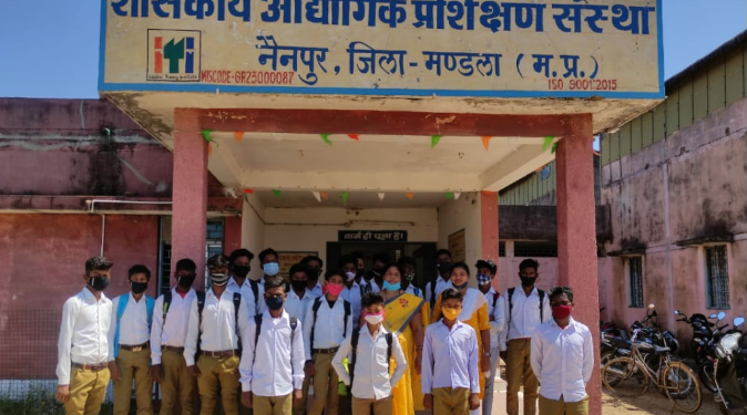 पाथासिहोरा के छात्र छात्राओं ने किया आई टी आई नैनपुर में भ्रमण ओर सीखा कंप्यूटर की बारीकी