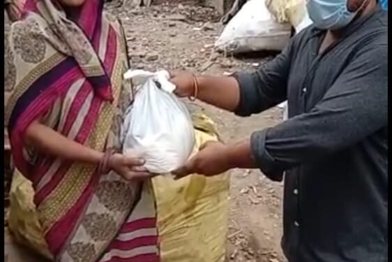 अखिलेश कुमार के द्वारा जरूरतमंदों को राशन वितरण किया गया।