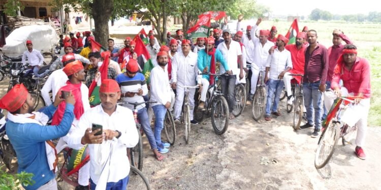 समाजवादी पार्टी द्वारा निकाली गई साइकिल रैली.