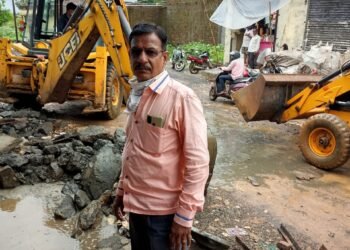 मुंबई वसई ईस्ट भोइडापाड़ा कैलीचा पाड़ा पहले से ही रोड खराब था और बारिश में और खराब हो गया