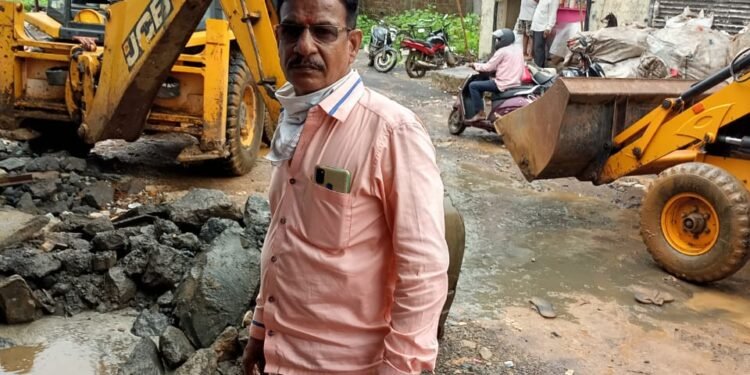 मुंबई वसई ईस्ट भोइडापाड़ा कैलीचा पाड़ा पहले से ही रोड खराब था और बारिश में और खराब हो गया