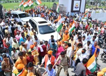 तिरंगा यात्रा में राष्ट्रध्वज का अपमान किया गया है।