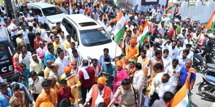 तिरंगा यात्रा में राष्ट्रध्वज का अपमान किया गया है।