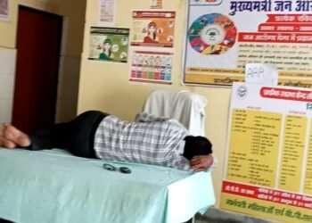 रात भर नौटंकी देख कर लोकीपुर अस्पताल में सोते है फार्मासिस्ट