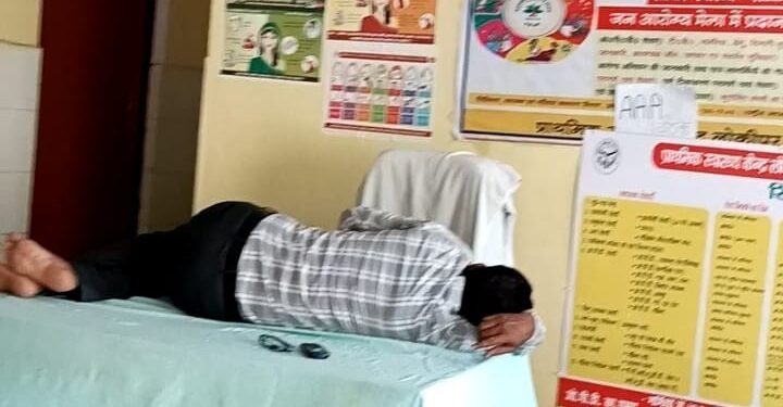 रात भर नौटंकी देख कर लोकीपुर अस्पताल में सोते है फार्मासिस्ट