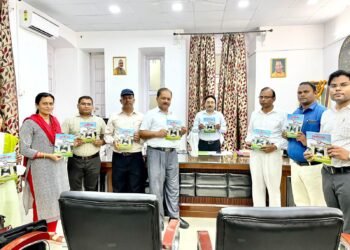 प्राचार्य ने कहा कि महाविद्यालय के प्रत्येक विद्यार्थी अपने रचनात्मक अभिव्यक्ति से पुष्प की भांति खिले और पल्लवित हो।