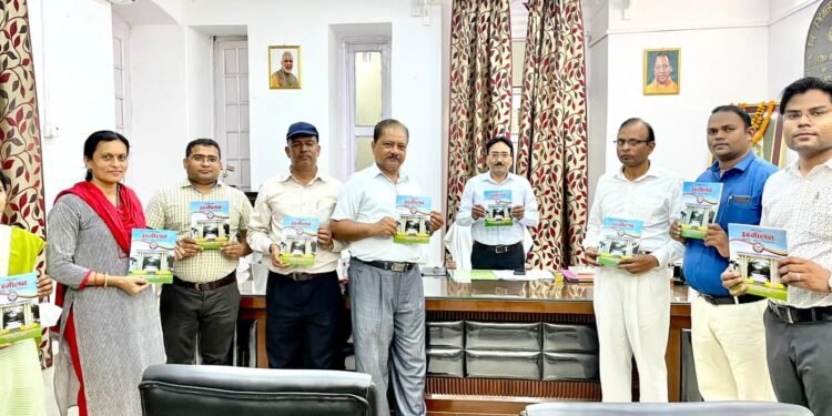 प्राचार्य ने कहा कि महाविद्यालय के प्रत्येक विद्यार्थी अपने रचनात्मक अभिव्यक्ति से पुष्प की भांति खिले और पल्लवित हो।