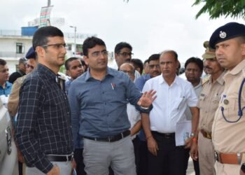 मण्डलायुक्त एवं जिलाधिकारी बक्शीबांध पहुंचकर बढ़ते जल स्तर एवं सम्भावित बाढ़ के दृष्टिगत व्यवस्थाओं एवं तैयारियों का लिया जायजा