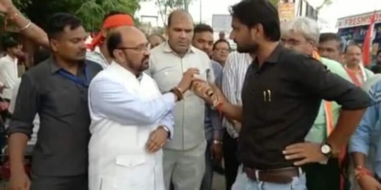 सत्ता के नशे में चूर मंत्री जी ने किया लोकतंत्र के चौथे स्तम्भ पर प्रहार मीडिया कर्मियों में जबरदस्त आक्रोश