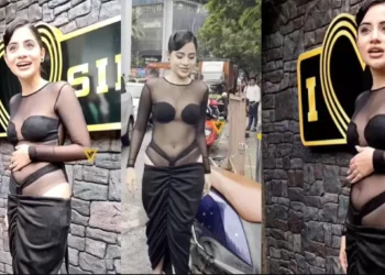 पहना ऊपर से नीचे तक ब्लैक ट्रांसपेरेंट नेट