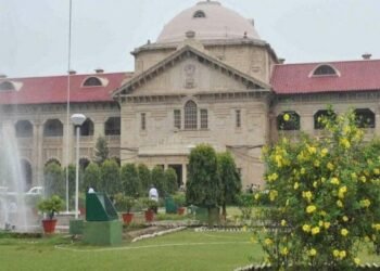 पत्नी को मनाने के लिए कानपुर में शिक्षा विभाग से छुट्टी लेने वाले शमशाद की नौकरी अब खतरे में पड़ गई है