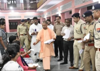 सीएम योगी ने जनता दरबार में सुनी फरियाद, बोले- निस्तारण संतुष्टिपरक होनी चाहिए