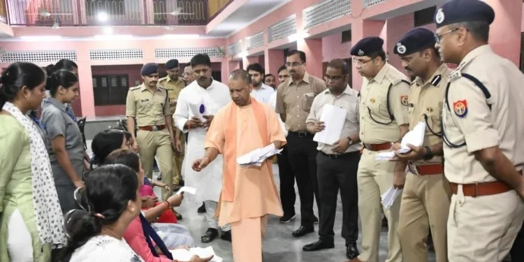 सीएम योगी ने जनता दरबार में सुनी फरियाद, बोले- निस्तारण संतुष्टिपरक होनी चाहिए