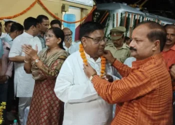 Bahraich: बहराइच से वाराणसी के लिए रवाना हुई इंटरसिटी एक्सप्रेस