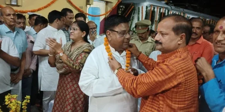 Bahraich: बहराइच से वाराणसी के लिए रवाना हुई इंटरसिटी एक्सप्रेस