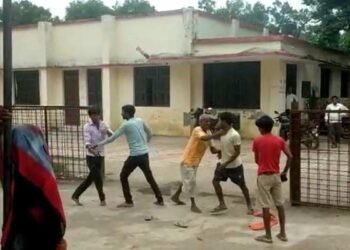 योगी सरकार में दबंगों को थोड़ा भी नहीं है डर योगी सरकार को ठेंगा दिखा रहे हैं दबंगों ने ।