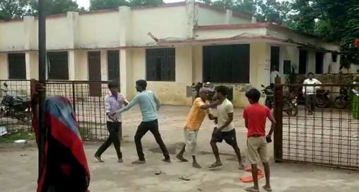 योगी सरकार में दबंगों को थोड़ा भी नहीं है डर योगी सरकार को ठेंगा दिखा रहे हैं दबंगों ने ।