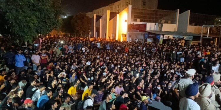 देर रात फिर भड़के विद्यार्थी, चंडीगढ़ यूनिवर्सिटी में प्रदर्शन से हड़कंप मचा