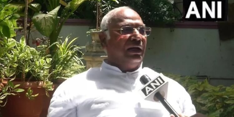 Breaking News in Hindi Today Live: विरोधियों को गिरफ़्तार कर जेल में डालने का काम कर रही है भाजपा- सांसद मल्लिकार्जुन खड़गे