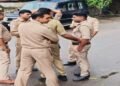 विधानसभा में धरने से पहले सपा विधायक नजरबंद, घरों के बाहर यूपी पुलिस की टीम तैनात