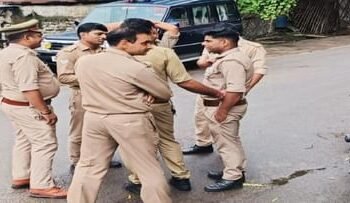 विधानसभा में धरने से पहले सपा विधायक नजरबंद, घरों के बाहर यूपी पुलिस की टीम तैनात