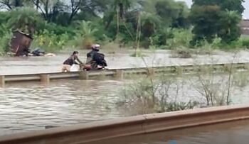 MP: बारिश के बाद तालाब में तब्दील हुआ नेशनल हाइवे, आफत में बाइक सवार की जान, 