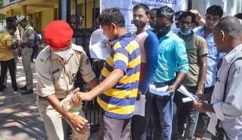 परीक्षा में नकल रोकने को इंटरनेट बंद करने को दी गई चुनौती, SC ने मंत्रालय से मांगा जवाब