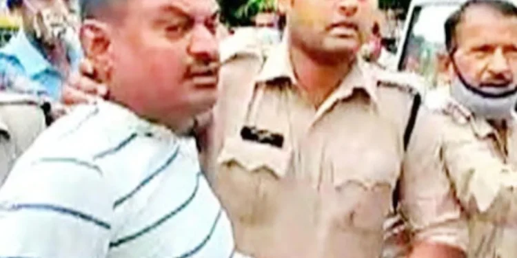 विकास दुबे की मदद करने वाले पुलिसकर्मियाें पर एक्शन, वापस लिया गया अब तक का इंक्रीमेंट और प्रमोशन