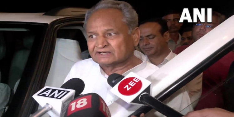 सोनिया गांधी से मिलने दिल्ली पहुंचे अशोक गहलोत, कहा- ‘सुलझाएंगे’ राजस्थान संकट