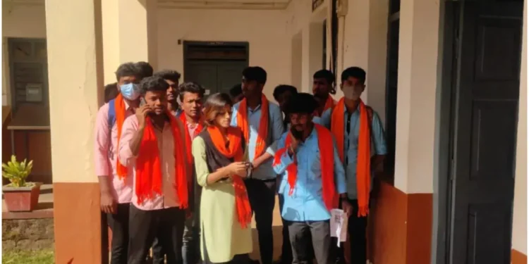 भगवा गमछा पहनना जानबूझकर धर्म का प्रदर्शन करना’, हिजाब बैन पर SC में दूसरे दिन भी जोरदार बहस