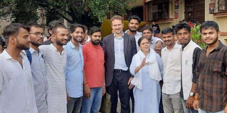 इलाहाबाद विवि : बिना अनुमति ब्रिटिश अफसरों के आगमन पर बढ़ा विवाद, विवि प्रशासन ने जताई आपत्ति