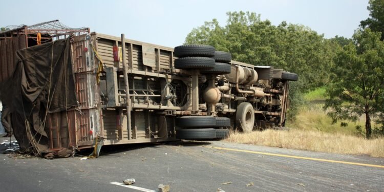 Accident: कुल्लू-मनाली हाईवे तीन में दो ट्रकों में हुई जोरदार टक्कर, तीन घायल