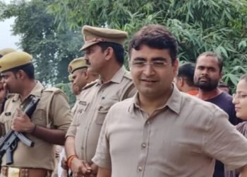 प्रयागराज में बारिश के बीच दुर्गा प्रतिमाओं का हुआ विसर्जन, श्रृंगवेरपुर में अव्यवस्था पर बिफरे डीएम