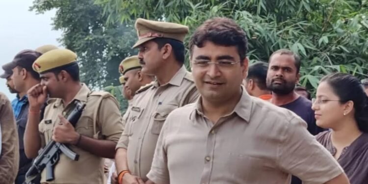 प्रयागराज में बारिश के बीच दुर्गा प्रतिमाओं का हुआ विसर्जन, श्रृंगवेरपुर में अव्यवस्था पर बिफरे डीएम