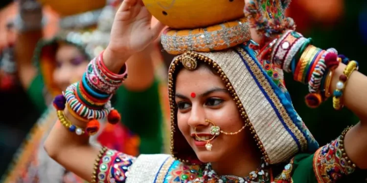 गुजरात में गरबा के दौरान मुस्लिम युवक पर हमला, प्रवेश पर पाबंदी की बात क्यों?