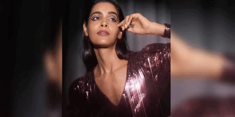 होटल में 30 साल की मॉडल ने फांसी लगाकर की खुदकुशी, सुसाइड नोट में लिखी यह बात