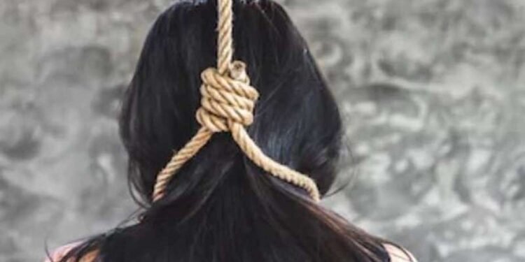Uttar Pradesh News: मां ने फोन पर बात करने से किया मना, बेटी ने फांसी लगाकर की आत्महत्या