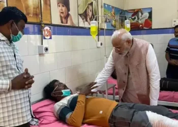 हादसे के तीसरे दिन मोरबी पहुंचे PM मोदी:घायलों और अपनों को खोने वाले परिवारों से मिले, टूटे ब्रिज का मुआयना भी किया