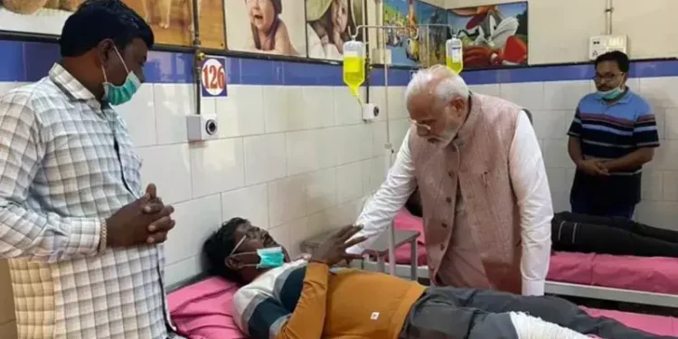 हादसे के तीसरे दिन मोरबी पहुंचे PM मोदी:घायलों और अपनों को खोने वाले परिवारों से मिले, टूटे ब्रिज का मुआयना भी किया