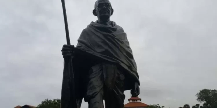 गांधी जयंती: जो बार-बार तोड़ने पर भी न टूटे वही तो गांधी हैं