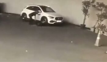 फिल्म निर्माता कमल किशोर को थाने लाया गया, मॉडल से रोमांस करते हुए पत्नी को मारी थी कार से टक्कर