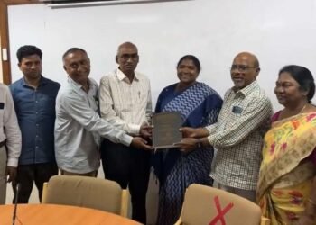 तेलंगाना की विधायक दनसारी अनसुईया उर्फ सीथक्का ने की पीएचडी, कभी माओवादी बनकर उठाई थी बंदूक