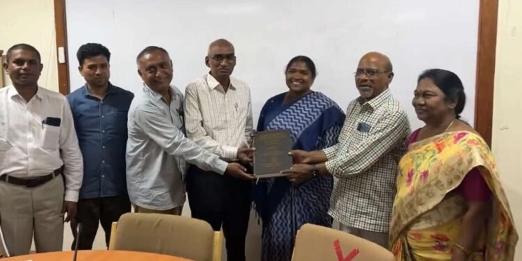 तेलंगाना की विधायक दनसारी अनसुईया उर्फ सीथक्का ने की पीएचडी, कभी माओवादी बनकर उठाई थी बंदूक