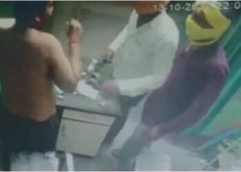 UP: तमंचे के बल पर मेडिकल शॉप में डॉक्टर से 2.5 लाख की लूट, CCTV में कैद वारदात
